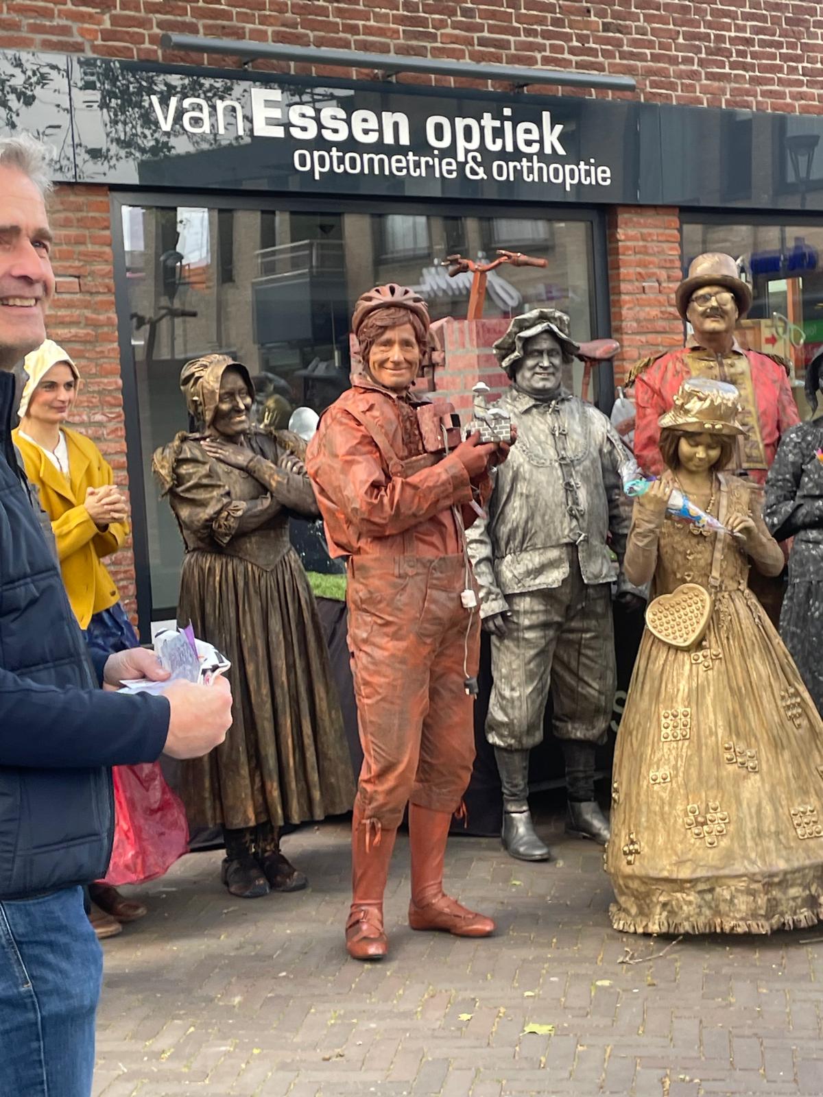 Johan Vaessen heeft net het winnende beeldje overhandigd aan de acteur van Boem is Ho