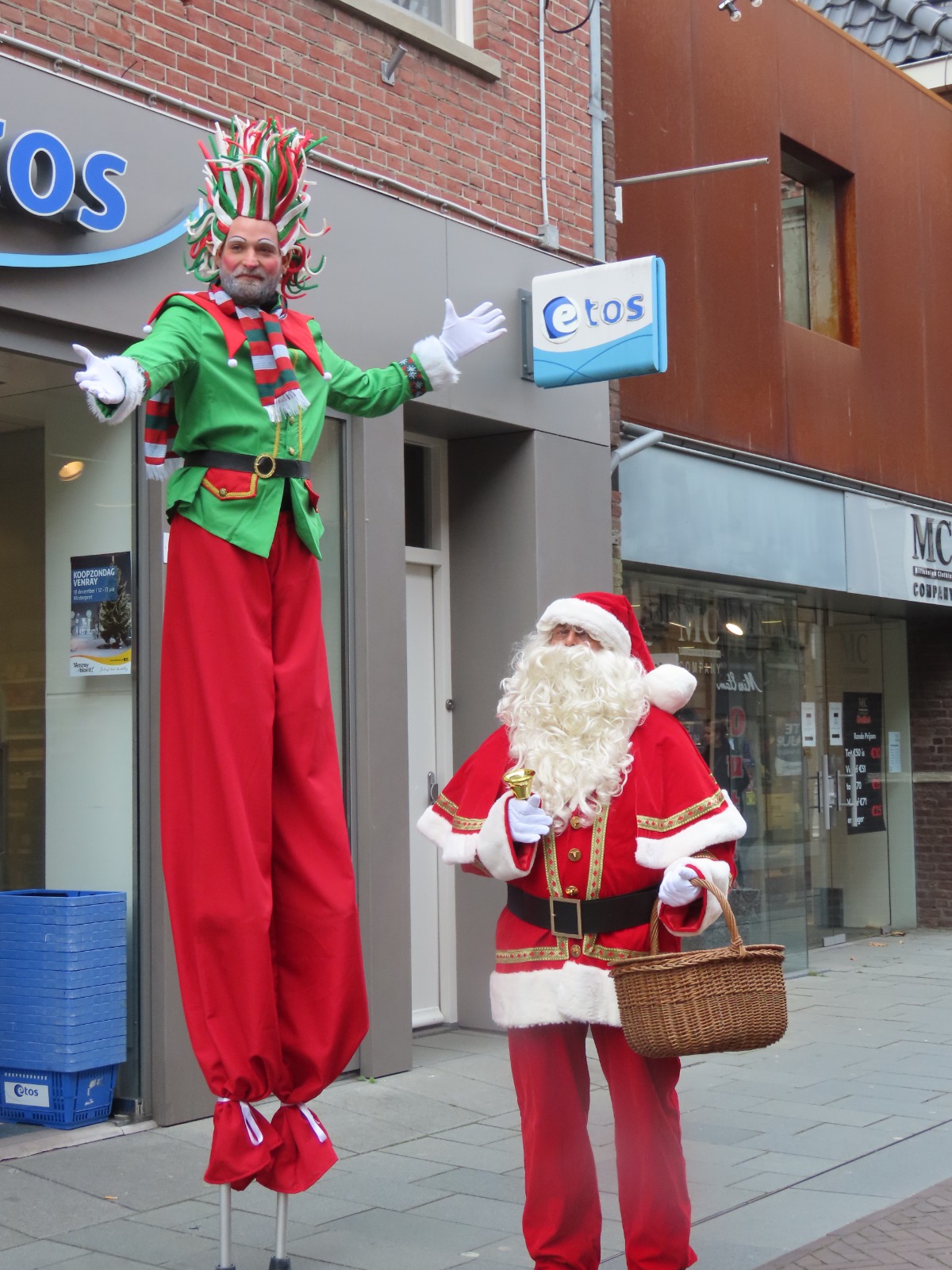 Kerstman en Elf op stelten in de Grotestraat