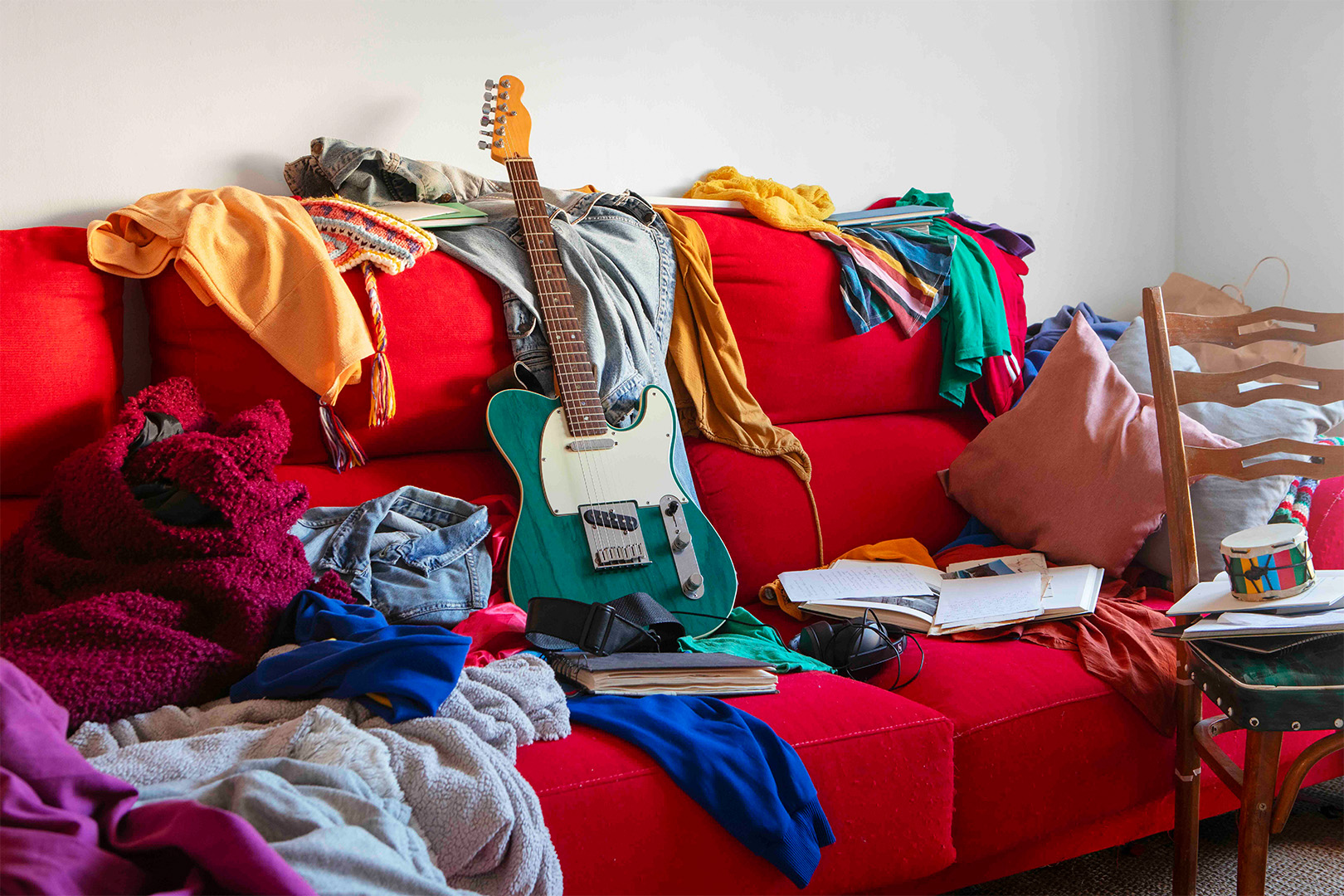 een rommelig interieur vol kleren