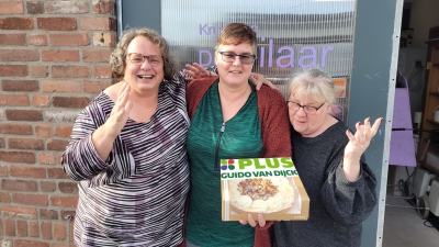 Afgelopen zaterdag ging de vlaai naar:  De vrijwilligers van de Pilaar