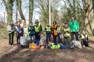 Scouting Overloon ruimt zwerfafval op in Overloon