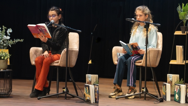 Mira en Jessie zijn de winnaars van de Voorleeswedstrijd in Venray!