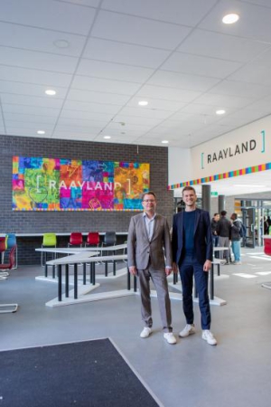 Rector Bas van Rooijen en wethouder Onderwijs Daan Janssen in het gebouw van het Raayland College