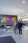 Rector Bas van Rooijen en wethouder Onderwijs Daan Janssen in het gebouw van het Raayland College