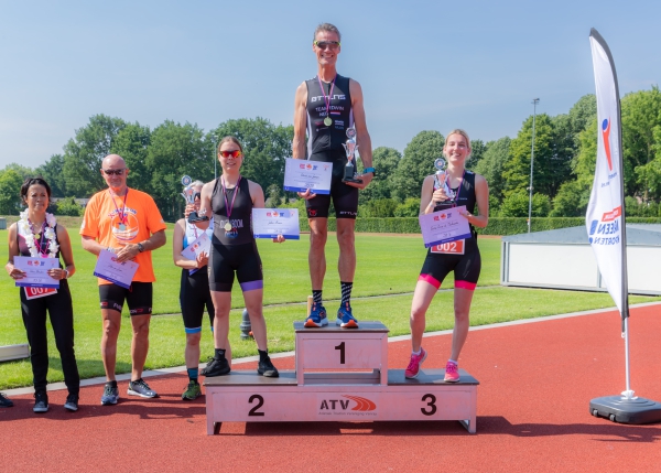 De winnaars van het X-triathlon wedstrijdparcours: 1 Edwin van Geenen, 2 Jolein Boom, 3 Esmee-Anne de Meulmeester