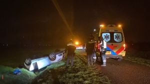 Auto belandt ondersteboven in sloot