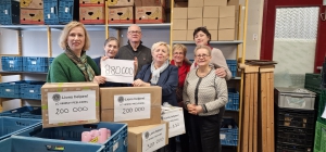 Anita Swinkels, Rita van der Reis, Anita Bijvoet en Maria van Dorst tonen namens Lions Club Venray Peelparel het resultaat aan Gerda van Stelten, Harrie van den Bergh en Lisette Poldervaart van de Voedselbank: 1760 pakken koffie voor de Voedselbank Limburg-Noord.