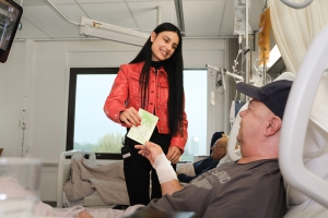 Lara (16) uit Blerick verrast patiënten VieCuri met persoonlijke kaartjes