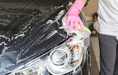 5 tips om je auto ’s zomers te wassen