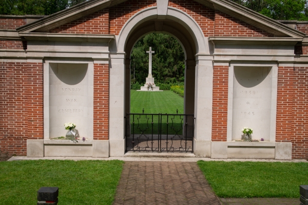 Stichting Adoptiegraven Venray War Cemetery plaatst lichtjes op oorlogsgraven