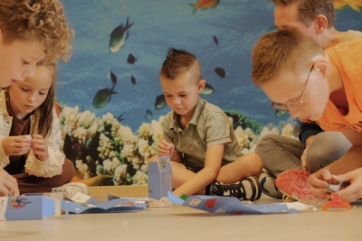 Patiënten kinderafdeling VieCuri verrast met cadeaus en workshop