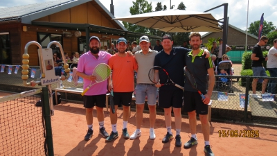 Op de foto vlnr Willem Verheijen, Joris Verheijen, Teun Maas (scheidsrechter), Jelle van Hees en Rik Litjens.