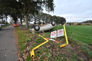 Auto beland op de kop in Smakt