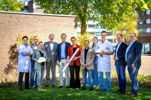 “VieCuri, Vakwerk Architecten, Nelissen Ingenieursbureau en Ingenieursbureau Pieters vieren de start van de ontwerpfase voor de nieuwbouw van VieCuri Venray.”