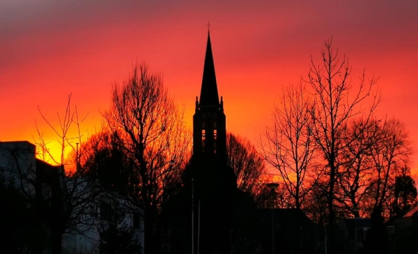 Grote kerk in avondrood
