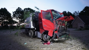 Vrachtwagen crasht volledig
