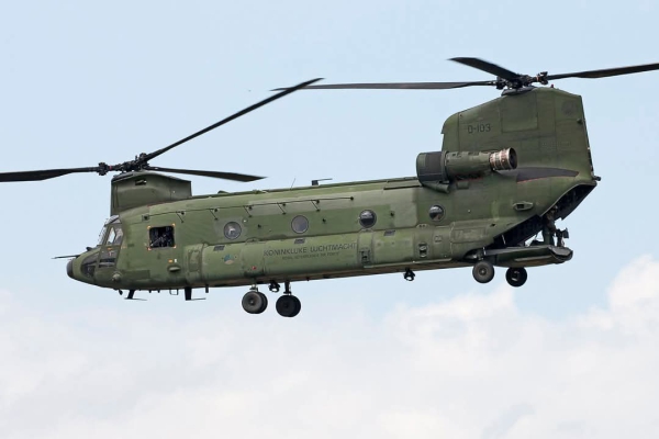 Oefening met Chinook-helikopters op Bestkazerne Vredepeel