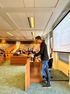 Leerlingen Metameer bezoeken Tweede Kamer in Den Haag