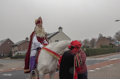Goedheiligman vertrekt vanuit Omroep Venray richting druk centrum