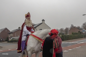 Goedheiligman vertrekt vanuit Omroep Venray richting druk centrum