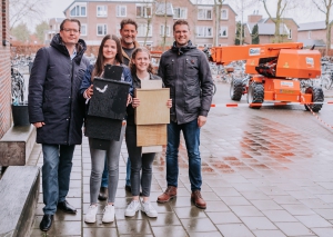 V.l.n.r. Rector Bas van Rooijen; Inés; ecoloog Jan Erik Kikkert; Silke en wethouder Daan Janssen