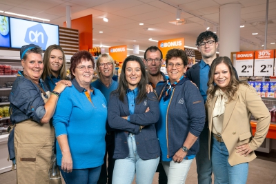 Het winkelteam uit Venray, maar dan al in de nieuwe bedrijfskleding. 