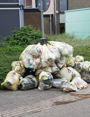 PMD zakken bij Schuttersveld