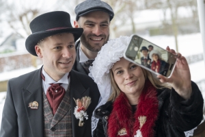 Boerenbruidspaar Tessa en Max te gast bij Omroep Venray: een uur vastelaovend en verhalen achter de Boerenbruiloft van Venray
