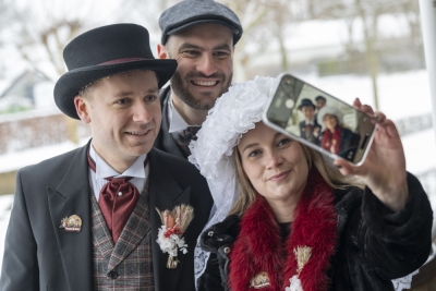 Boerenbruidspaar Tessa en Max te gast bij Omroep Venray: een uur vastelaovend en verhalen achter de 