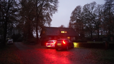 Politie doet onderzoek bij loods aan de Weverslo in Venray