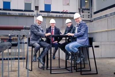  Bijschrift foto, van links naar rechts: IJsbrand Schouten (VieCuri), Heinz Olbers (EIB), Nastasja Cornelissen-Kolorz (VieCuri), Servaas Rouwhorst (Rabobank)