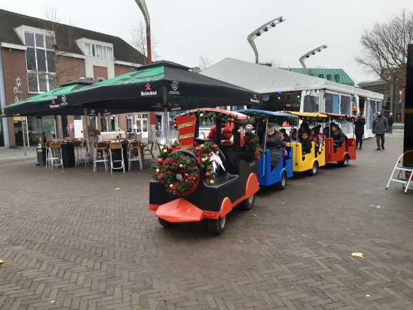 de trein vertrekt bij schaatsbaan