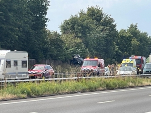 Auto over de kop op de A73 bij Castenray