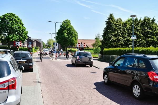 Levensgevaarlijke capriolen door gesloten slagbomen Oostrum