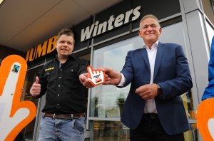 Jumbo Winters ontvangt Fairtrade handje