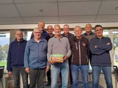 Afgelopen zaterdag ging de vlaai naar: Het team dat zorgt voor het terrein van SV Ysselsteyn en de Peelkorf.
