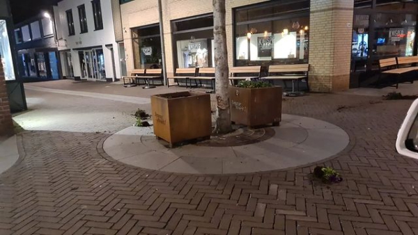 Vernielingen bloembakken aan de Grotestraat in Venray