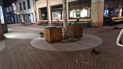 Vernielingen bloembakken aan de Grotestraat in Venray