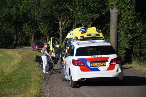 Fietsster aangereden door auto met uitstekend voorwerp