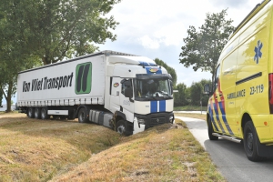 Vrachtwagen in greppel