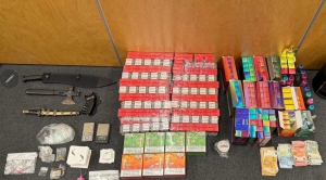 Drugs, wapens en illegale rookwaar in woning