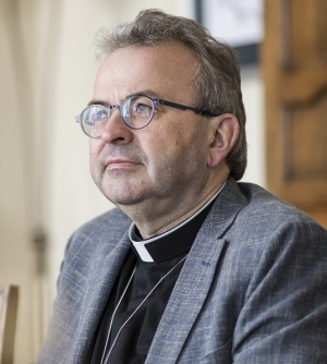 Zieke bisschop Harrie Smeets doet stap terug